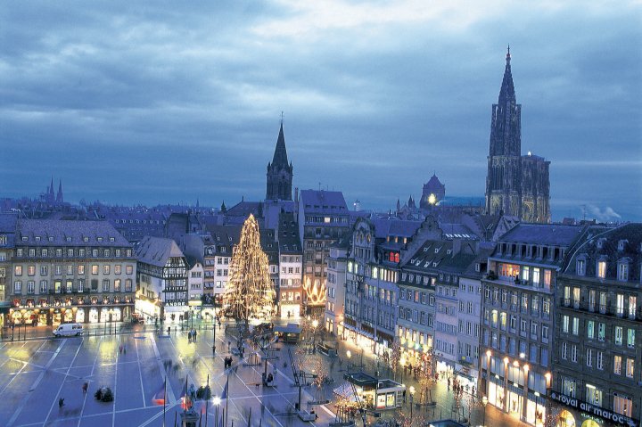 La Place Kleber à Noël, avec son grand sapin © Geneviève Engel La Place Kleber à Noël, avec son grand sapin © Geneviève Engel