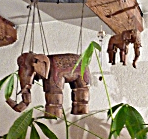 Chez moi les éléphants restent accrochés au plafond...