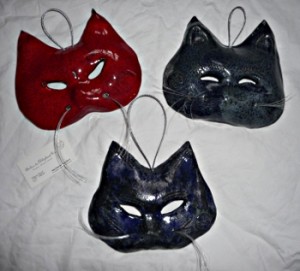 chachemoi - masques chat en céramique © Michèle Ruffin
