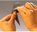 12 origami - ... replier la pointe vers l'intérieur,  suivant la pliure