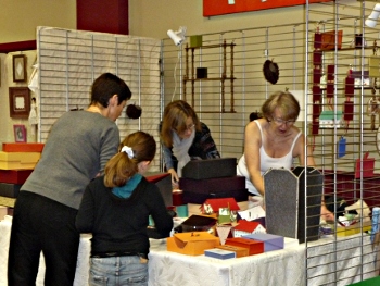 Mise en place des stands, ici cartonnage