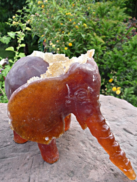 Eléphant en cristal couleur ambre - pièce unique © Michèle Ruffin